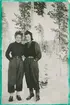 Porträtt av luftbevakare Karin Nordberg och Karin Olsson stående utomhus, vintern 1942. Vid luftbevakningsstationen för 91:a ls-kompaniet i Tellejåkk, Kåbdalis under beredskapsåren.