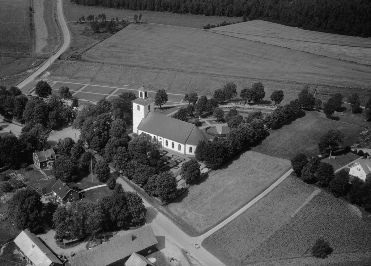 Flygfoto över Refteles kyrka i Gislaveds kommun, Jönköpings län. 1136/1963