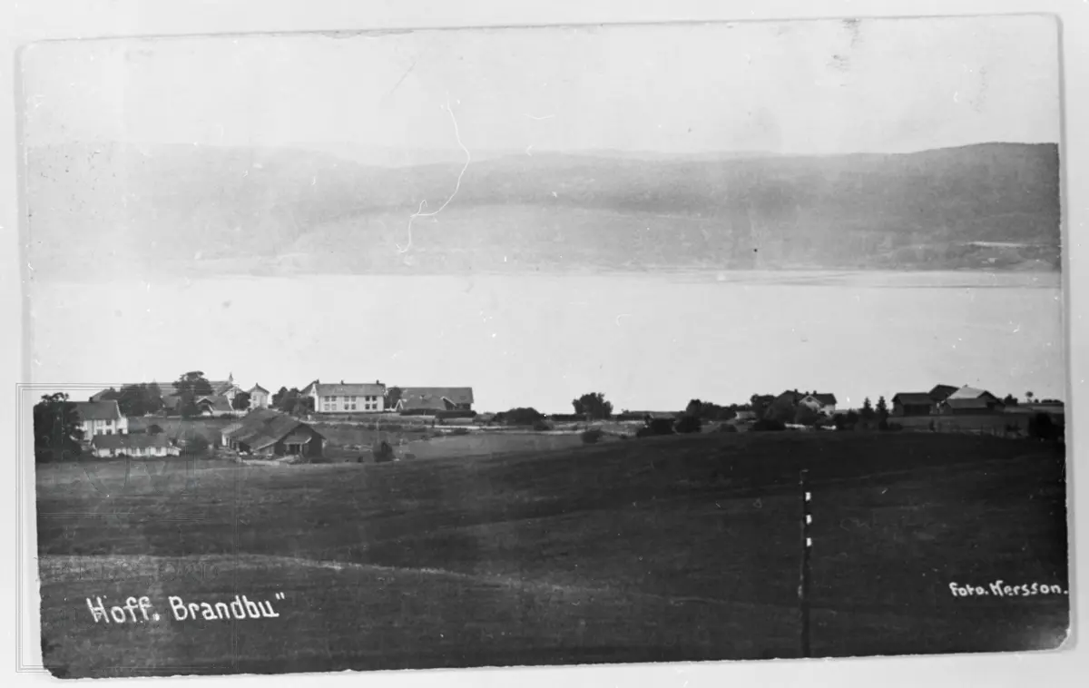 Gården Hoff med Randsfjorden og vestsida i bakgrunnen.