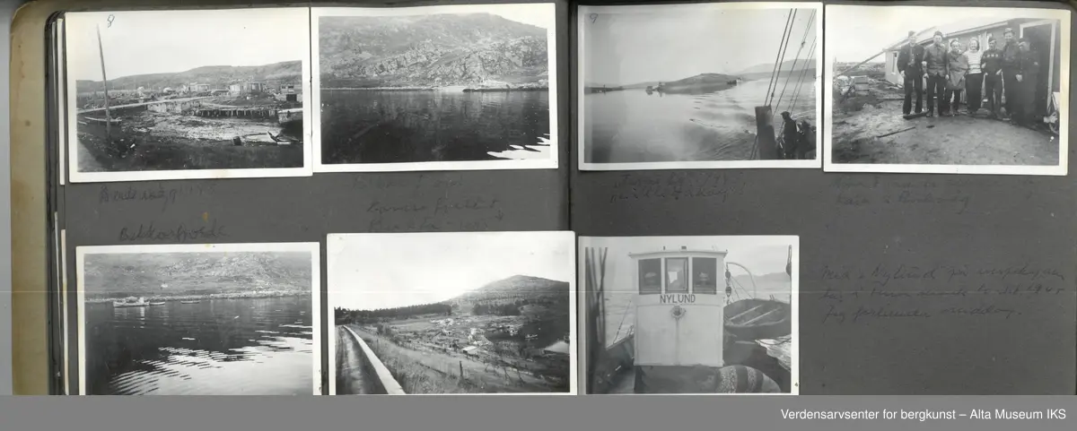 Fotoalbum med små bilder i størrelse 8,6 cm (lengde) x 6 cm (høyde). Det er ca 4 bilder per side, bildene er limt fast, noen har løsnet helt, andre er i ferd med å løsne. Noen bilder er en smule bøyd, andre er i god stand. Albumet i seg selv er relativt slitt, men i god stand.