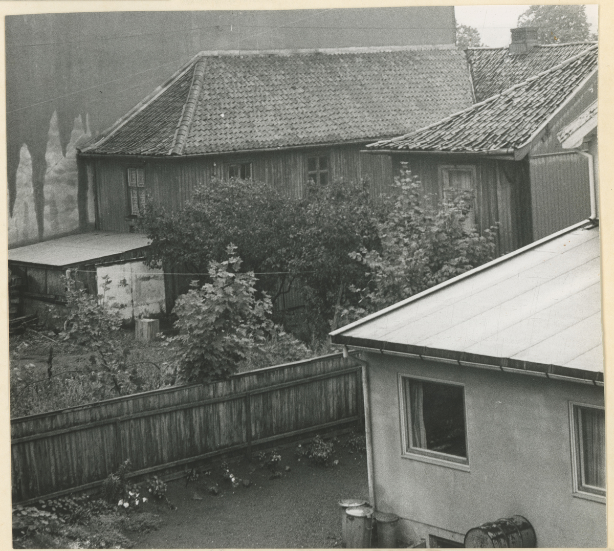 Dronningens gate.


Fotograf har trolig stått på et tak i Skoggata.
Detaljer:	Bakgården til Thodberggården i Dronningens gate. Den lå vegg i vegg med Idrettens hus.
Historikk:	Gården ble oppført i 1858. Casino dansesal i andre etasje.


