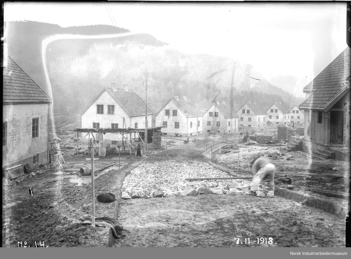 Arbeid med å lage vei i Tinnebyen, Harald Bjerkes gate. Boliger er under oppføring.