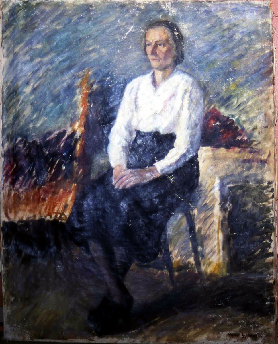 Helfigur, semi en face, av ei sittande Anna Kaardal frå Flåm.