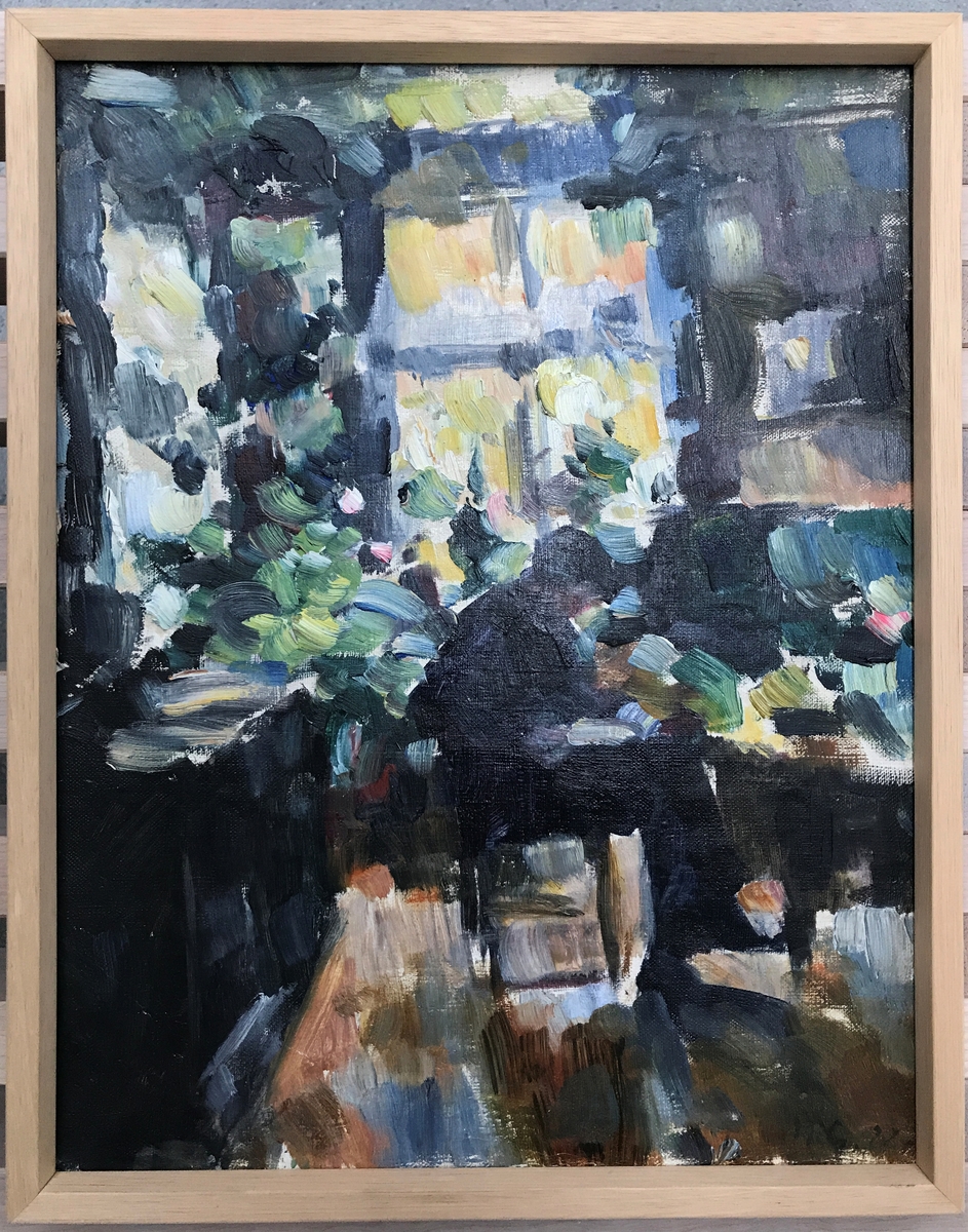 Interiør frå kunstnaren sin barndomsheim. Ant. er det broren som sit framfor glaset.
