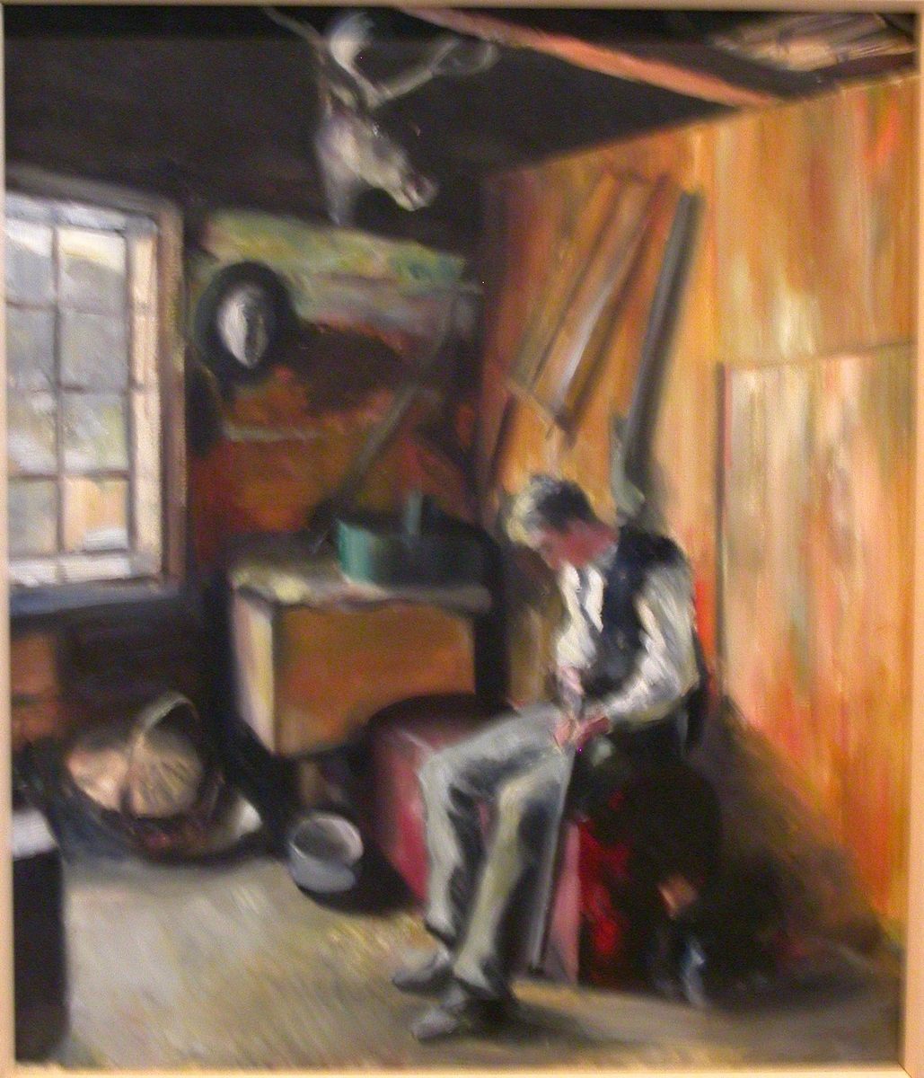 Interiør med gevær, hjortehode på vegg og mann som pusser børse