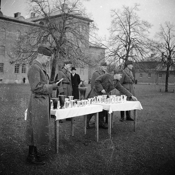 Prisbord på kaserngården.