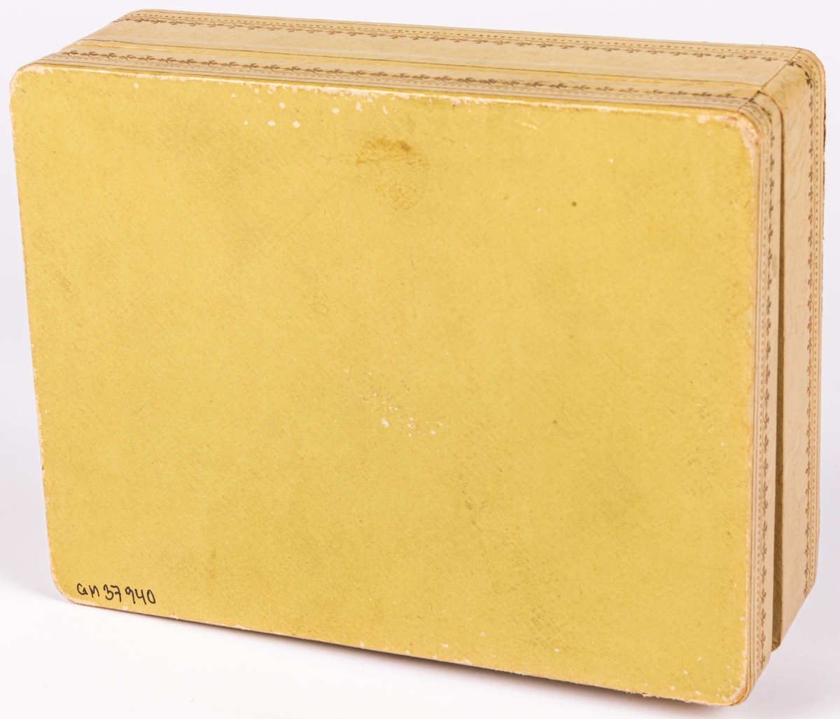 Etui med tre parfymflaskor.
På locket text i guld:
"Parfymeriet 
F. Ahlgren
Gefle"