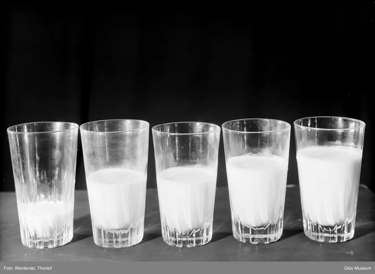 reklameopptak: melkeglass