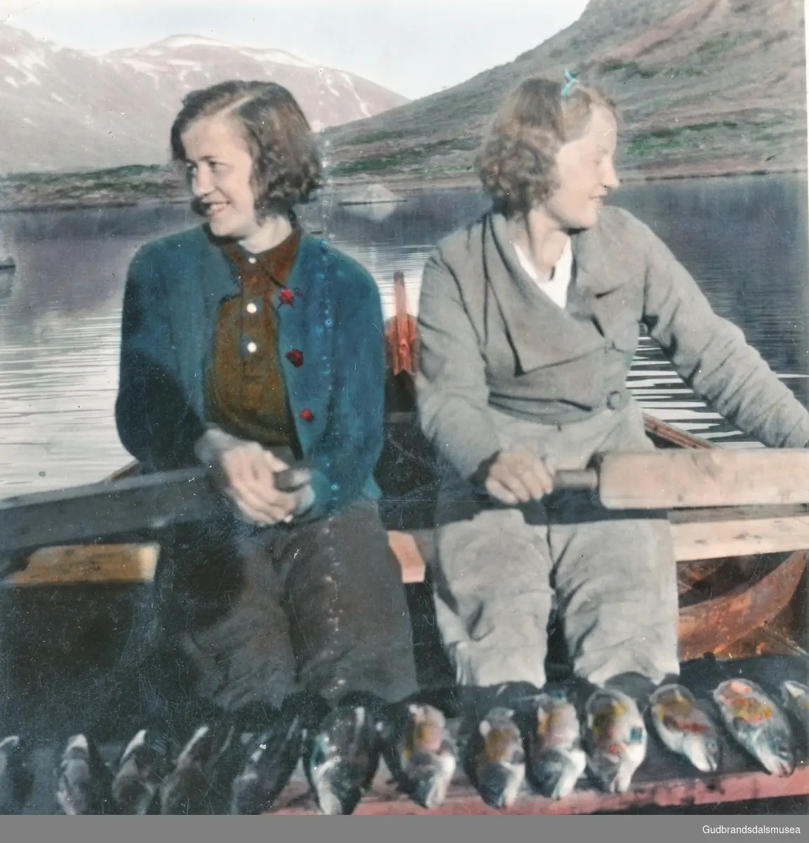 F.v.: Kristine Håve (f. 1914) og Rønnaug Blakar med fiskefangst