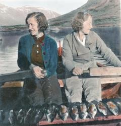F.v.: Kristine Håve (f. 1914) og Rønnaug Blakar med fiskefan