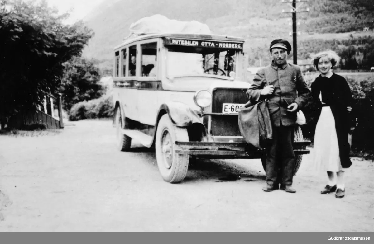 Ola Plassen med postbussen ved Fossheim i Lom