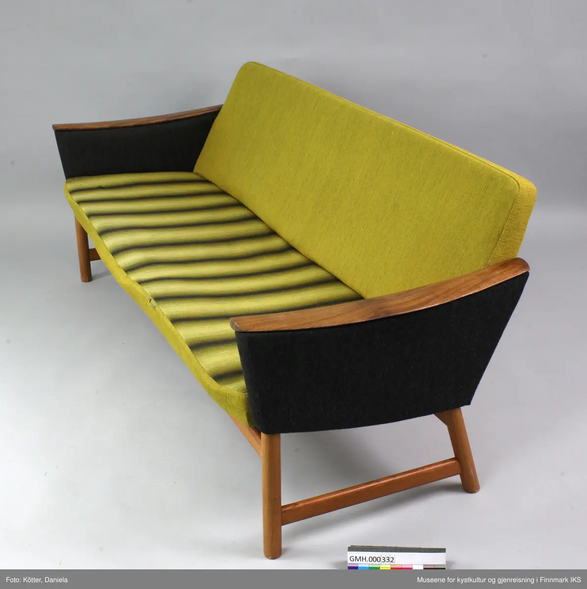 Sofaen er en treseter. Sitteflaten består av en ramme i tre. Den er på undersiden stivet av med to buede, grå lakkerte metallstenger. Polstringa holdes av gummireim som er flettet og festet til ramma. Polstringa består av skumgummi og er, på lik måte som gummireimene, svært uttørket og degradert. De er ikke lenger elastiske og smuldrer opp selv ved forsiktig berøring. Sofaen har fire runde bein. Bakbenene skrår utover. Beinene er forbundet med avrundede traverser. Armlenene er lukket og avsluttes øverst med organisk avrundede og buede trelister. Alle synlige treelementer er overtrukket med transparent lakk. Armlenene er trukket med mørkegrå, melert stoff, ryggen med grønn stoff og sitteflaten har et vertikalt stripemønster i grønn og grå. 