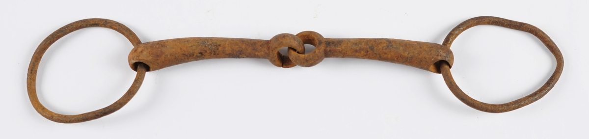 Bissel, eller munnbit. Del av huelag til hest. Alt i jarn. To korte jarnstenger som heng saman i eit ledd på midten og i endane har ringar.
Under arbeid har hesten bitet i munnen.