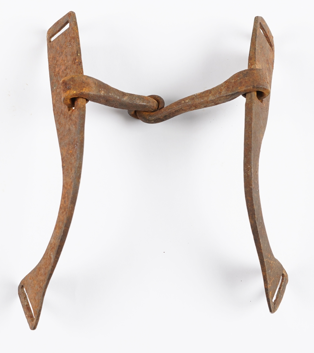 Bissel, eller munnbit. Del av huelag til hest. Stangbit (munnbit som har tverrstengar av jarn i endane). Alt i jarn. To korte jarnstenger som heng saman i eit ledd på midten og har boga jarnstenger i endane. Rektangulære hol i kvar ende av jarnstenger. Under arbeid har hesten bitet i munnen.