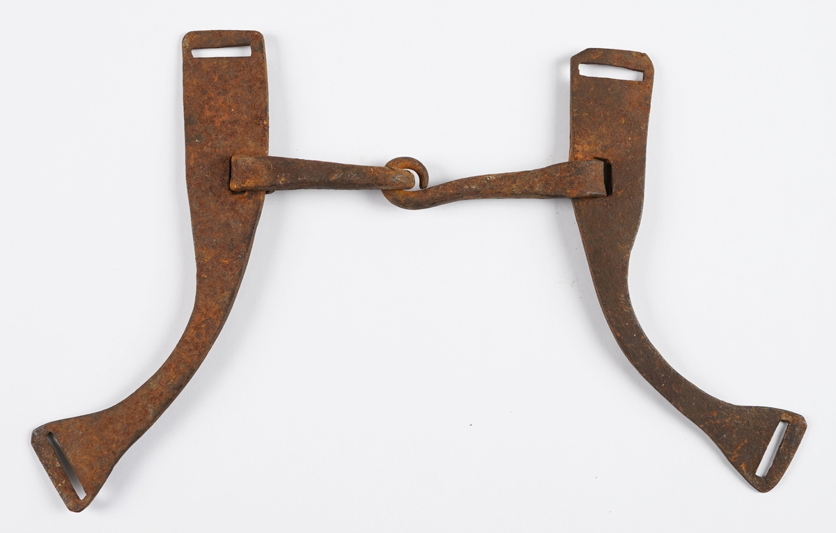 Bissel, eller munnbit. Del av huelag til hest. Stangbit (munnbit som har tverrstengar av jarn i endane). Alt i jarn. To korte jarnstenger som heng saman i eit ledd på midten og har boga jarnstenger i endane. Rektangulære hol i kvar ende av jarnstenger. Under arbeid har hesten bitet i munnen.