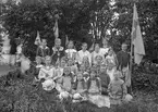 Kyrkskolans elever i Sankt Anna firar Svenska flaggans dag 1917. I arrangemanget ingick för skolbarnen att tåga till, åtminstone, grevparet Mörner på Herrborum och grevinnan Mörner på Thorönsborg. Fotografiet är taget invid Thorönsborgs slott.