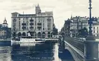 Vykort med motiv mot Göta Hotell i Norrköping. Hotellet ritades av Werner Northun och uppfördes 1904-1906. Byggnaden utformades som ett centralpalats med konsert- och bankettsal, omgiven av en läktarvåning med balkonger, klubbrum och sällskapsrum. I markplanet gjordes plats för affärsllokaler. I byggnaden fanns även privatbostäder och en banklokal. Högst upp låg festvåningen och den stora terrassen med tillhörande torn. Hotellet var ett av flera byggnader som uppfördes i samband med den stora konst och industriutställningen på sylten i Norrköping 1906. 1943 byttes namnet till Grand Hotell. Vid kajen ligger ångfartyget Kolmården.