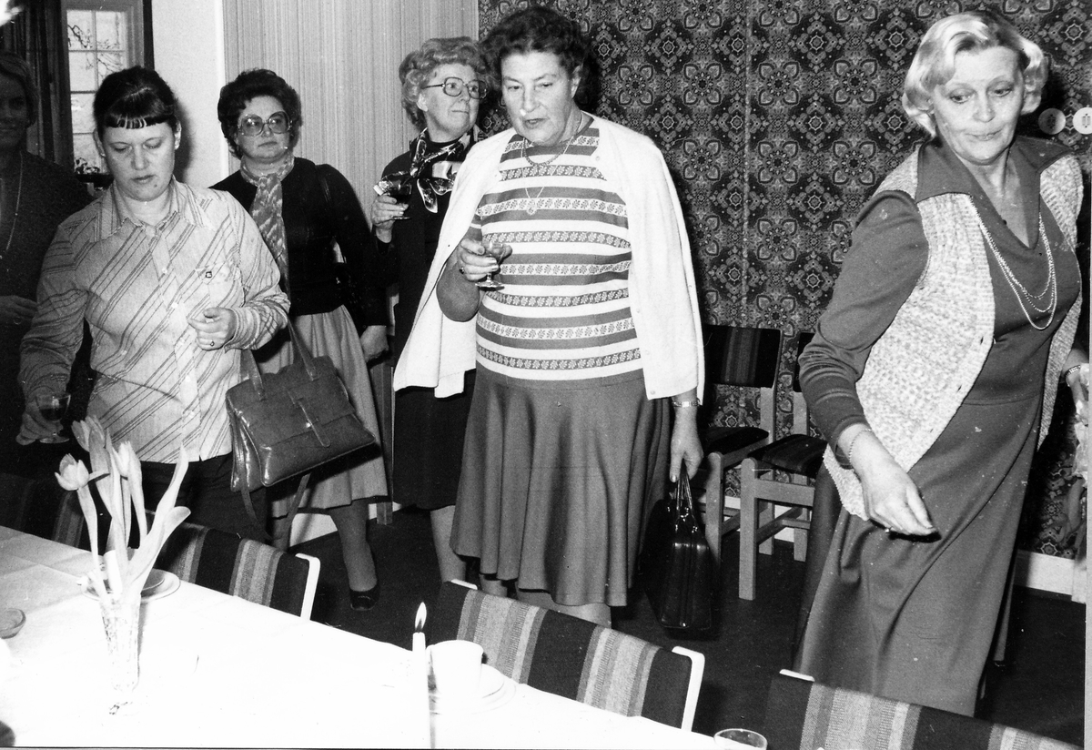 Ulla Ramström slutar vid P 10 1979-01-31. Hon avtackas inför personalen på sekt 1 och 2.
OBS 3 bilder
Bild 1: frv (med ryggen mot kameran) Sonja Gustafsson, Kerstin Fältskog, Lisbeth Kjulin, Sonja Eriksson, Arne Andersson, Gunnar Dickfelt, Olle Hedberg och Arne Gustafsson.
Bild 2: frv Anders Starck, Göte Lorentz, Christer Blomlöf, och Jan-Åke Gustafsson.
Bild 3: frv Gunilla Friman, Eva Törnkvist, Herta Lagerström, Aina Lager och Britta Grönqvist.