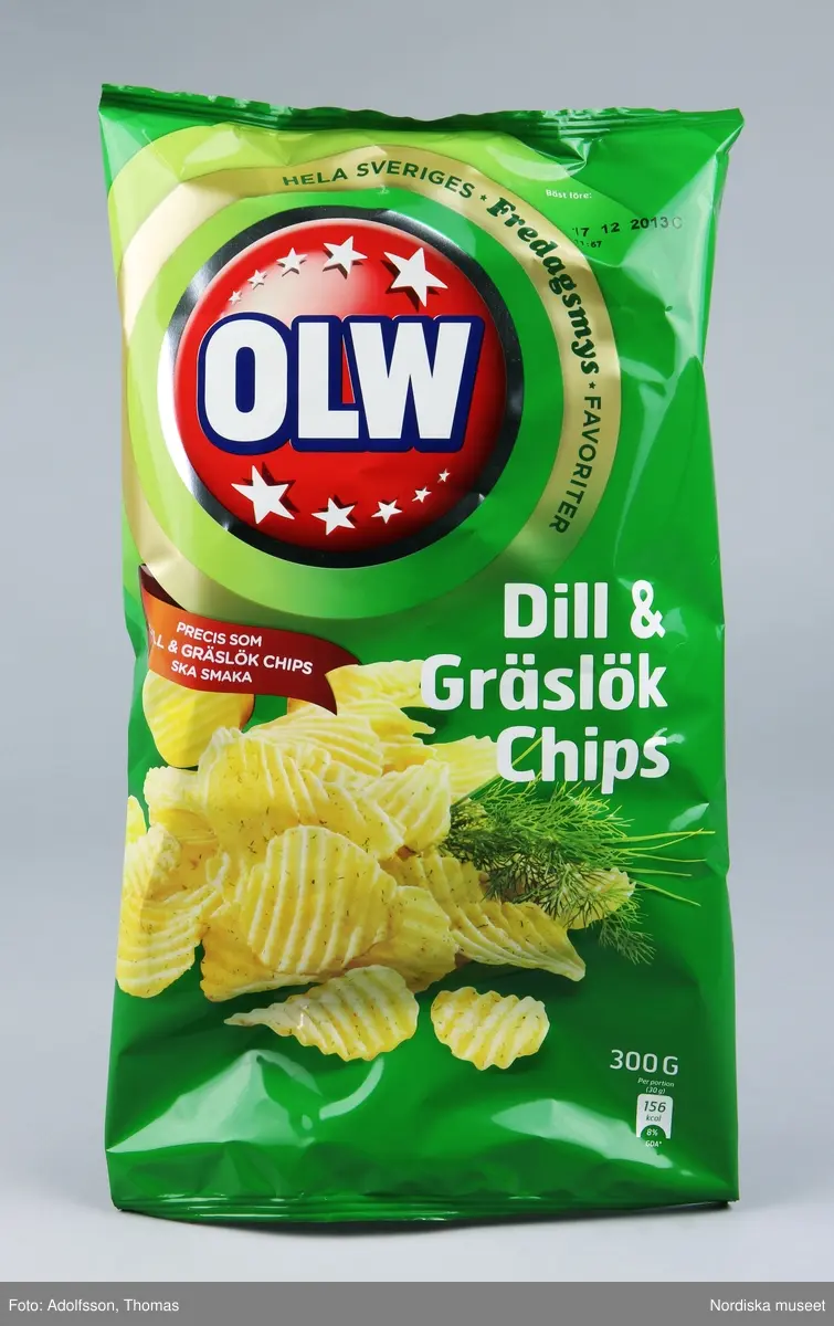 En klargrön chipspåse av mjukplast som tillverkas för att innehålla 300 gram Dill & Gräslök Chips/ potatischips. På framsidan sitter OLW:s logga i vitt och rött.  På påsens framsida står:
"HELA SVERIGES Fredagsmys * FAVORITER
PRECIS SOM DILL & GRÄSLÖK CHIPS SKA SMAKA
Dill & Gräslök Chips
300 g"

Lena Kättström Höök 2014-01-10