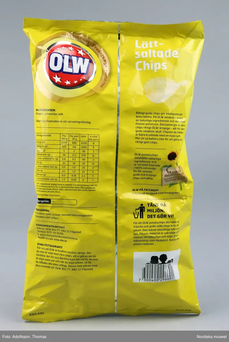 En gul chipspåse av mjukplast som tillverkas för att innehålla 300 gram lättsaltade chips. På framsidan sitter OLW:s logga i vitt och rött.  På påsens framsida står:
"HELA SVERIGES Fredagsmys * FAVORITER
PRECIS SOM LÄTTSALTADE CHIPS SKA SMAKA
Lättsaltade Chips 
300 g"

Lena Kättström Höök 2014-01-10