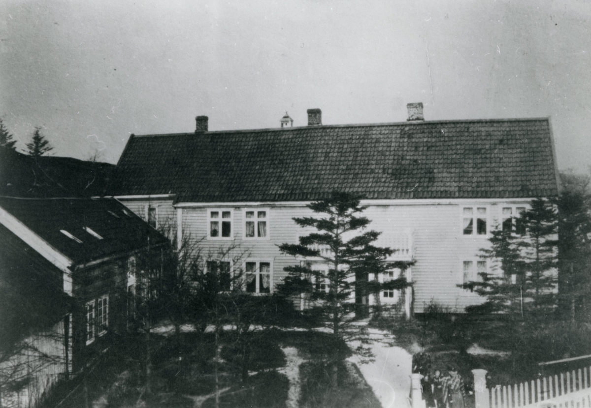 En serie eldre bilder av Herøy gard. Den har senere blitt renovert og er en del av Herøy Kystmuseum.