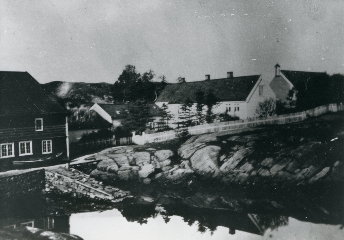 En serie eldre bilder av Herøy gard. Den har senere blitt renovert og er en del av Herøy Kystmuseum.