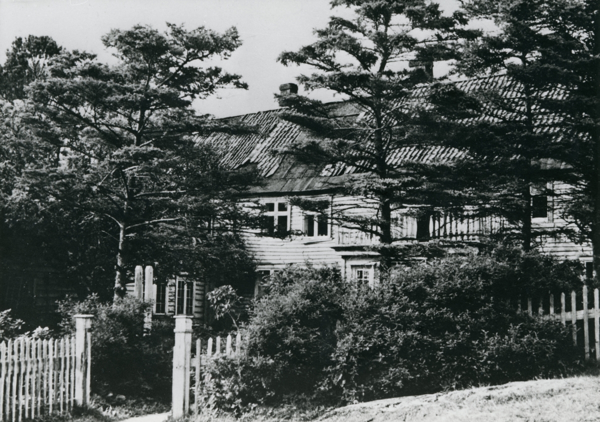 En serie eldre bilder av Herøy gard. Den har senere blitt renovert og er en del av Herøy Kystmuseum.