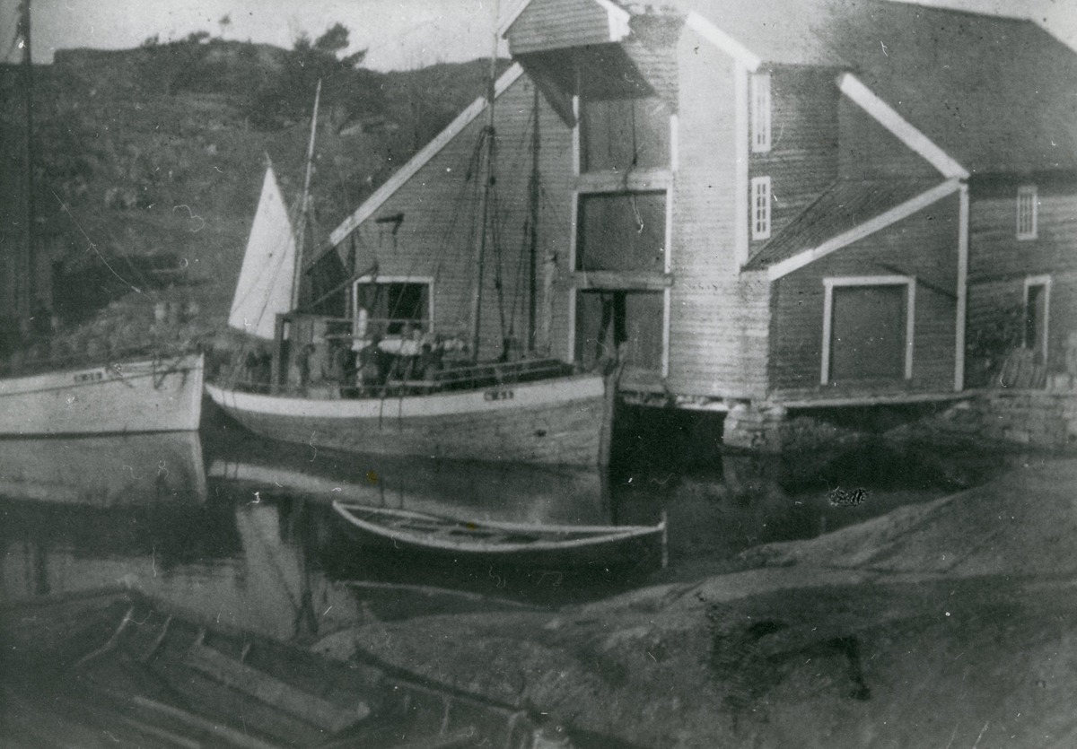 En serie eldre bilder av Herøy gard. Den har senere blitt renovert og er en del av Herøy Kystmuseum.