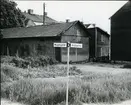 Västerås, Ängsgärdet, Kv. Sågklingan.
Byggnader i korsningen Myggbogatan-Ängsgatan. Juni 1967.