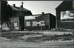 Västerås, Ängsgärdet.
Reklam för Lyckholms på husväggar vid korsningen Myggbogatan-Ängsgatan. 1969.