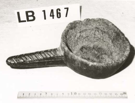 Har form som ei ause med handtak på sida. Gryta er vidast uppe og smalnar av ned mot botnen. Skaftet er 10 cm. langt og smalnar av uti enden. På øvre sida av skaftet er skore inn nokre meitar i fiskebeinmønster. På kanten av skaftet er innrita 1441. Gryta er noko broti og ujamn i kanten.