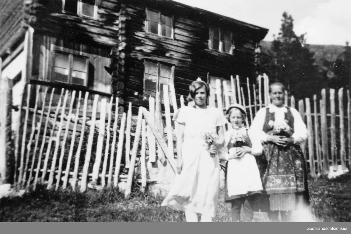 F.v.: Agnes Nygjerdet (f. 1916 g. Storkjørren), Signe Nygjerdet (f. 1922 g. Andersbakken) og mora Syverine Nygjerdet (f. Kulvang 1883)