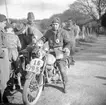 Motorcykeltävling på övningsfältet. Pjäsvägen. Bengt Holtz i bakgrunden.