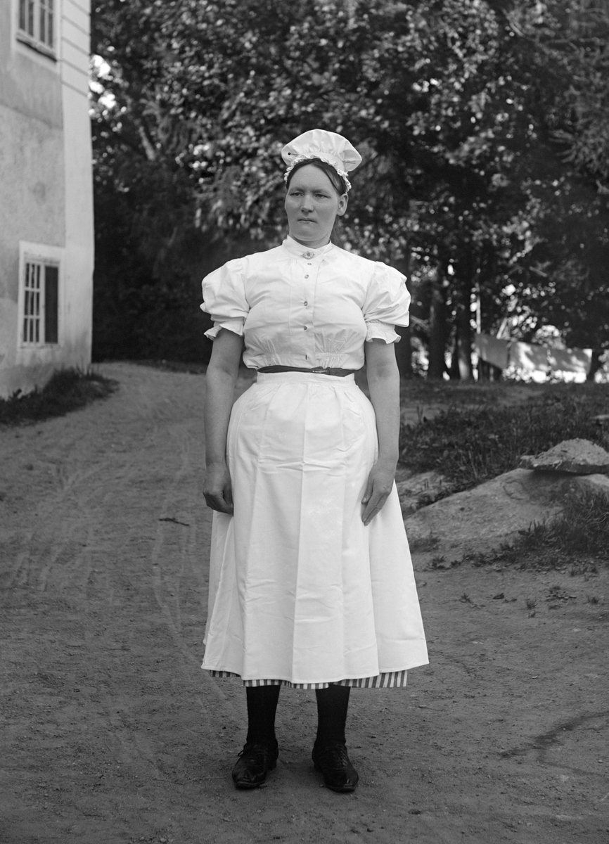 Enligt uppgift ser vi Augusta invid mejeriet till Thorönsborgs slott i Sankt Anna, där hon ska ha tjänstgjort vid tiden för bilden. Vidare i livet ska hon ha gift sig med en Hjalmar Johansson. Hennes identitet har emellertid inte kunnat styrkas.