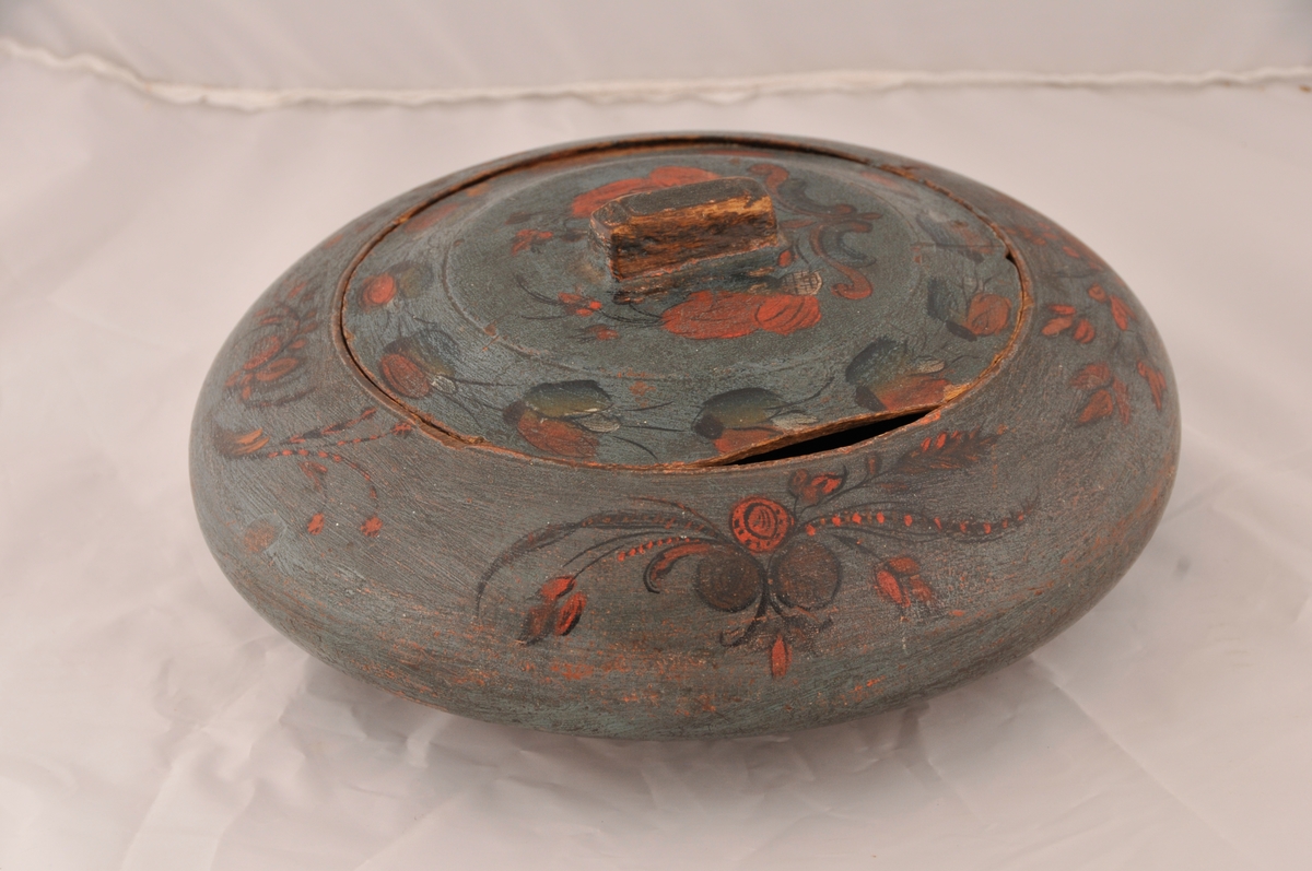 Svarva / dreia dåse med lok, rosemåla. Liten skade på lok.