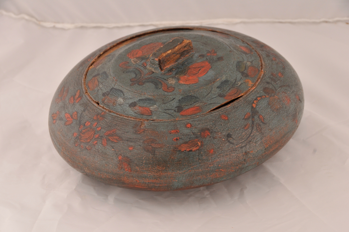 Svarva / dreia dåse med lok, rosemåla. Liten skade på lok.