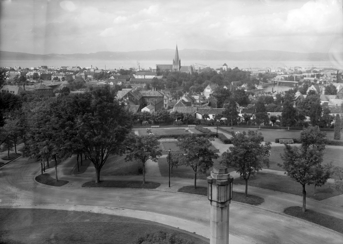 Høyskoleparken med byen i bakgrunnen