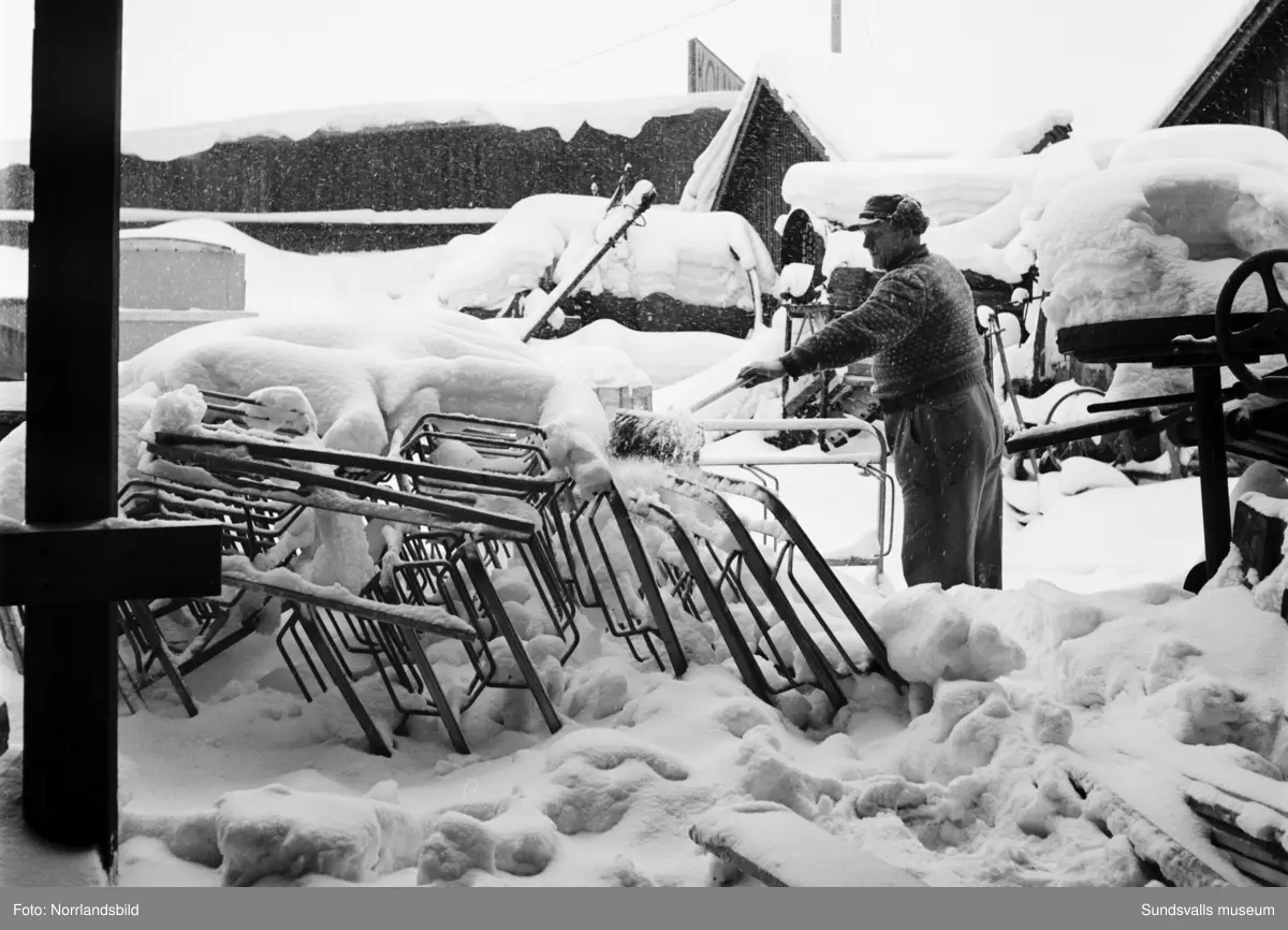 Snöröjning med häst vid gatukontorets förråd vid Norra kajen, Heffnersvägen.