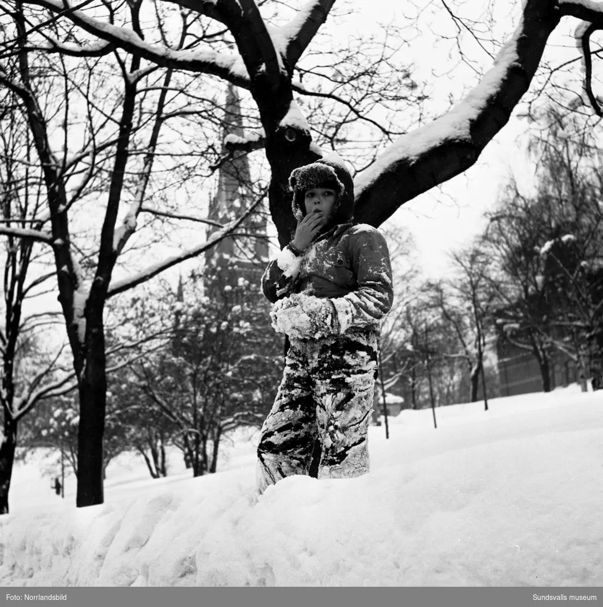 Snövintern 1951. Bilder från olika platser på glada barn som leker i snön. De tre första bilderna är troligen invid gamla Epidemisjukhuset vid Ludvigsbergsvägen, några av bilderna från parken norr om Flickskolan och GA-kyrkan.