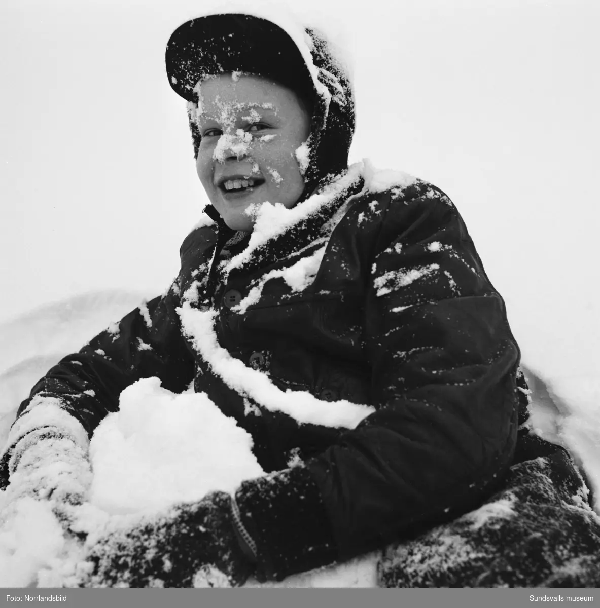 Snövintern 1951. Bilder från olika platser på glada barn som leker i snön. De tre första bilderna är troligen invid gamla Epidemisjukhuset vid Ludvigsbergsvägen, några av bilderna från parken norr om Flickskolan och GA-kyrkan.