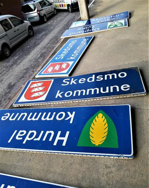 Veiskilt med kommunevåpen. Alle foto: MiA.