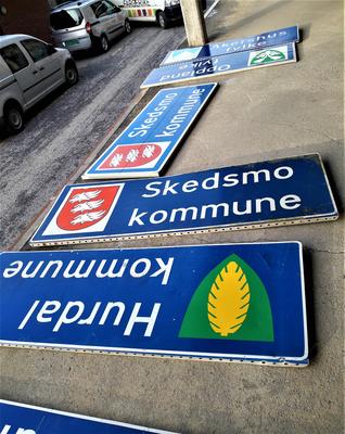 Veiskilt med kommunevåpen. Alle foto: MiA.
