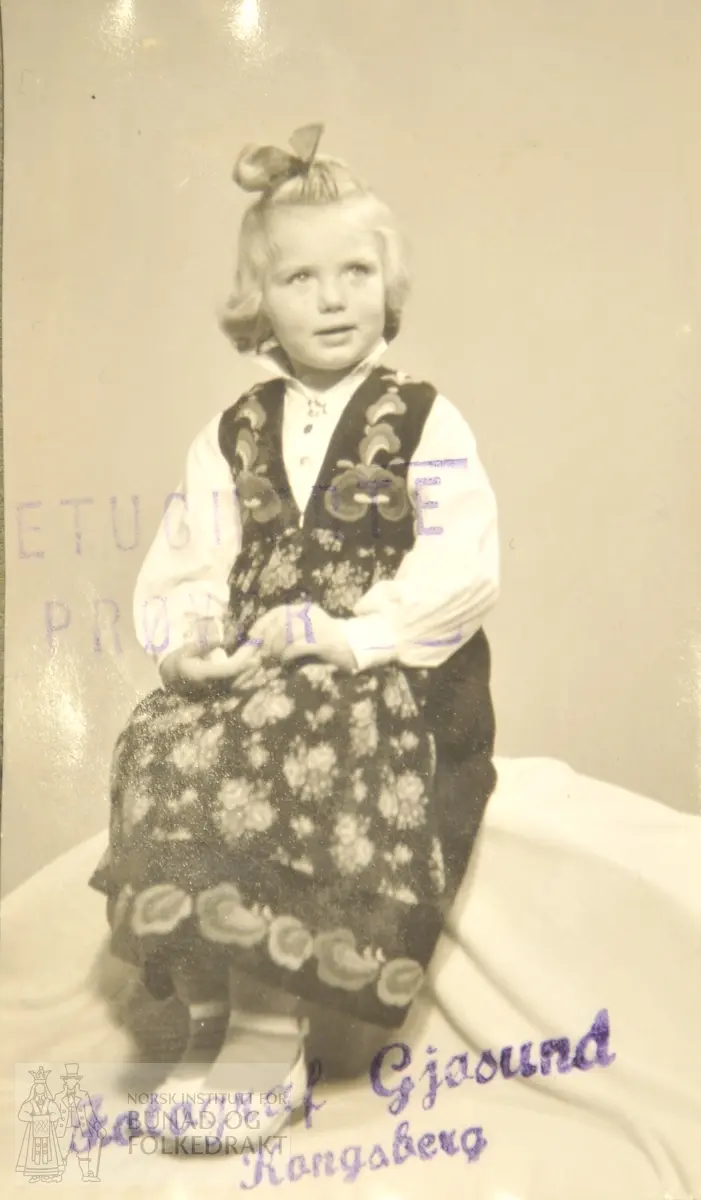 Fotografi av jente i bunad.