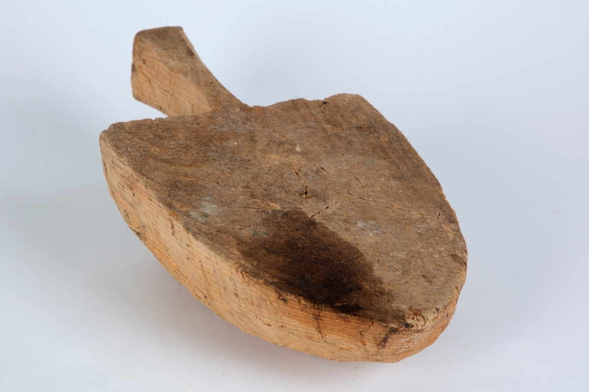 Et tilskåret emne til auskar, med handtak og rundet på utsiden. Emnet er ikke uthult. Ubehandla