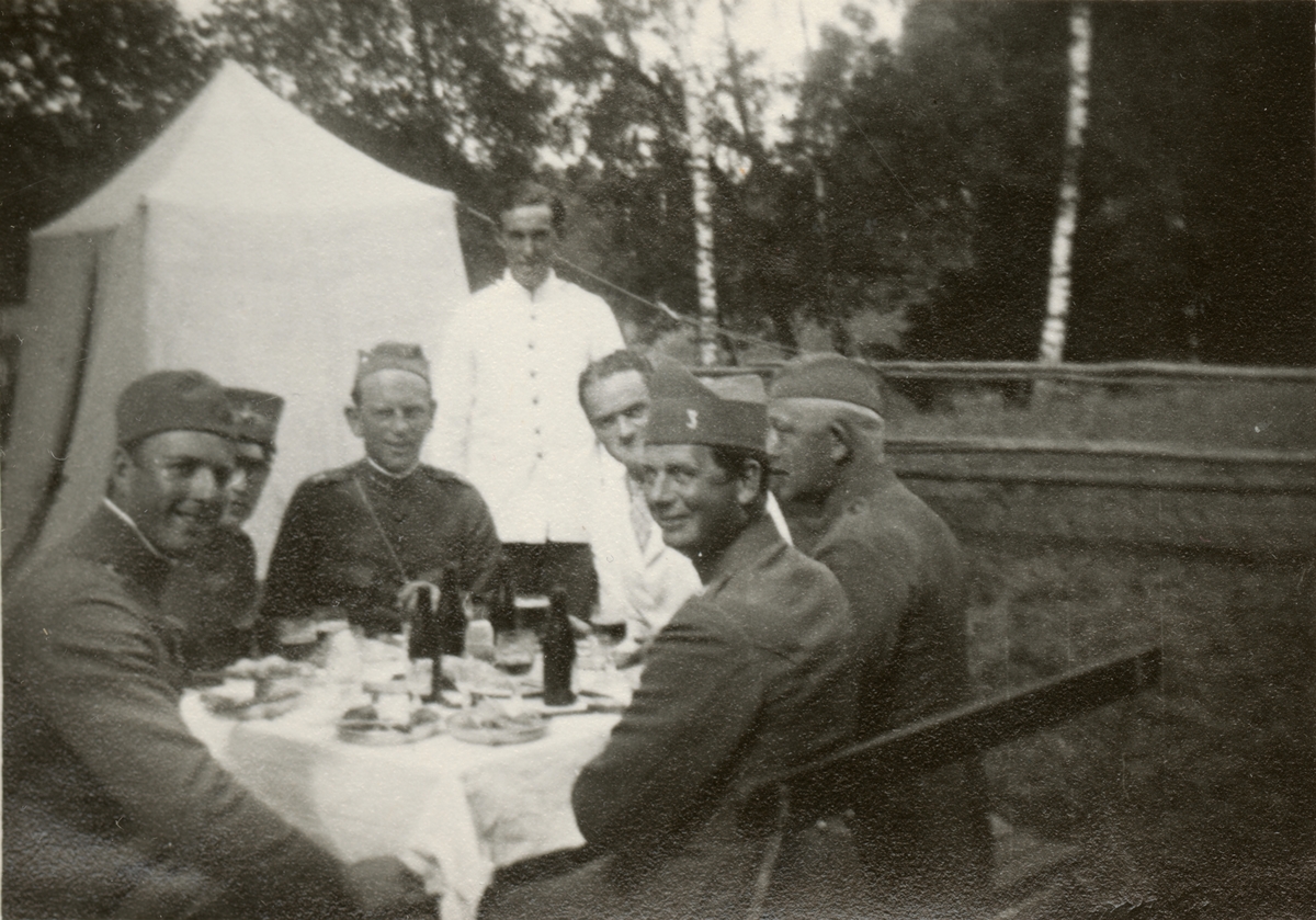 Text i fotoalbum: "Sommarmarschen 1937 till Varnum (norr Ulricehamn). Balotti, Jogul, Munthe, Littorin, Bengt Lj.t. Kräftsupé i Varnumlägret".
