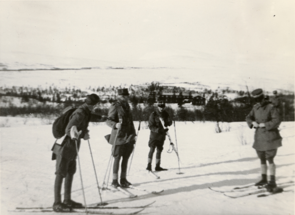 Text i fotoalbum: "Vinterbefälsövningar i Idre febr 1938. Ovanför Grövelsjöns turiststn".