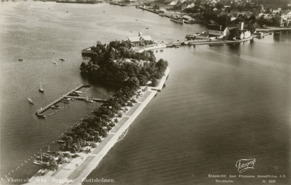 Text i fotoalbum: "Intfältövningar i Västervik. Västervik från flyplan, Slottsholmen".