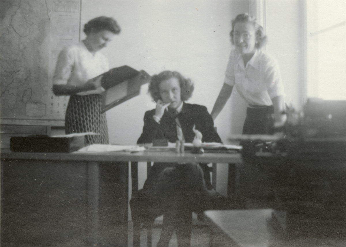 Text i fotoalbum: "KAFI DB (=Kungl. Arméförvaltningens Driftsbyrå), Enestedt, Carlsson".