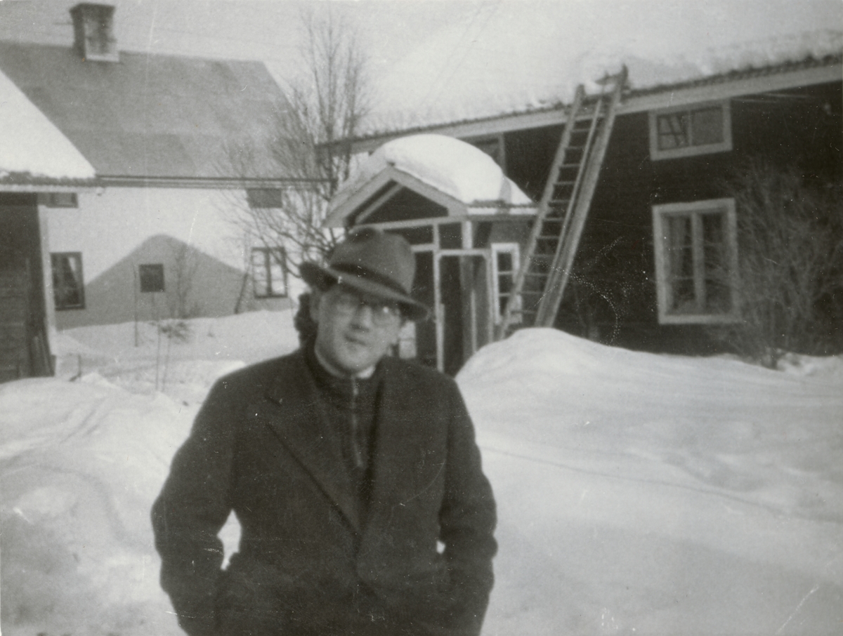 Text i fotoalbum: "Från vinterbefälsövningen 1945 i Dalarna. C-O:s och mitt högkvarter mellan Persborg och Vikarbyn. Gunnar Mayersson, tillfällig gäst".