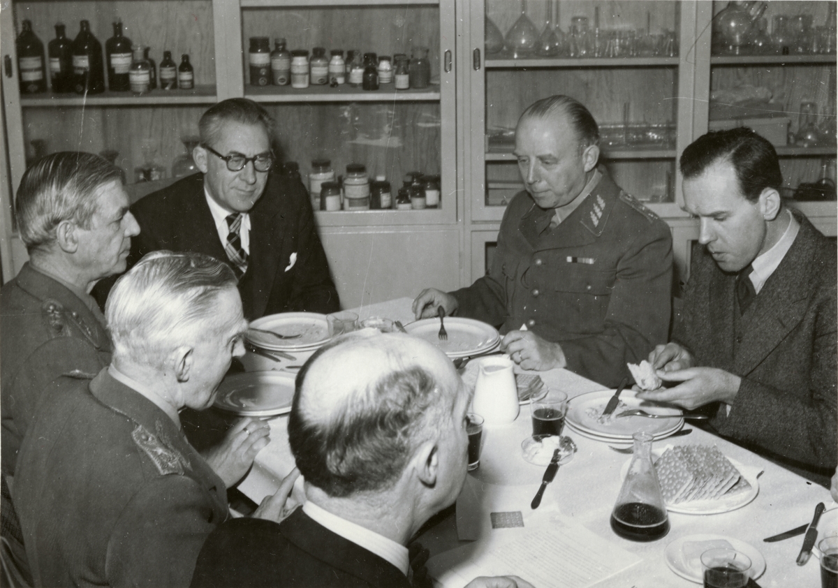 Text i fotoalbum: "Celebra besök hos Marsvinsklubben. Jarl, försvarsministern, Gewert".